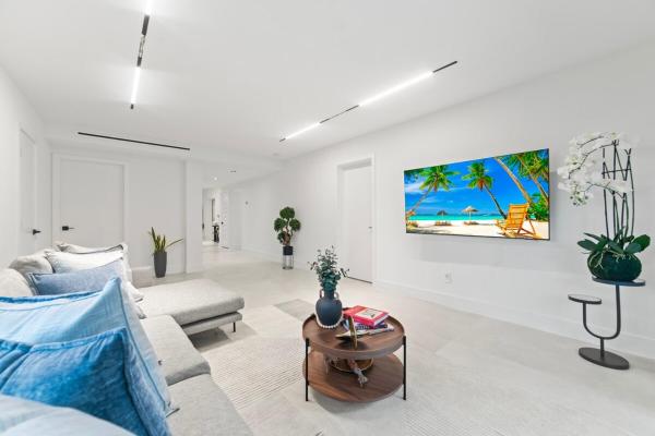 Family Fun Haven Pool, Mini Golf And More L78 - Miami, FL