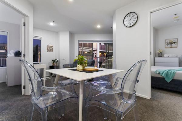 Central Abode with Free Parking - Skyline views, Auckland