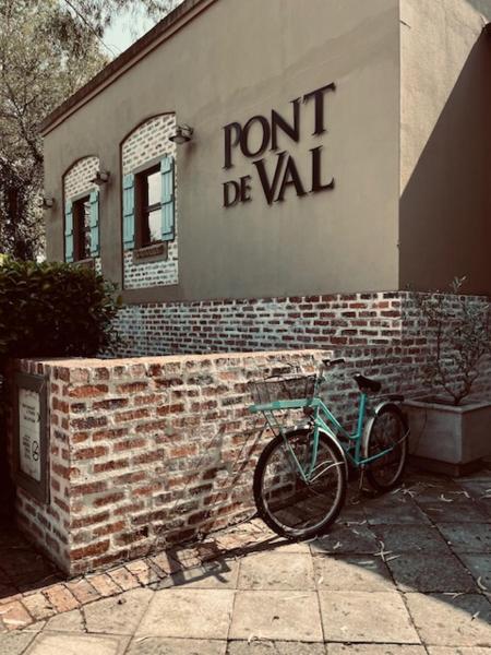 写真にはBarrage市にあるPont de Val Studio Apartmentが写っています。