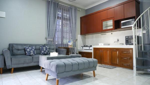 写真にはCikujang市にあるVilla Dalia Puncak EE11-18が写っています。
