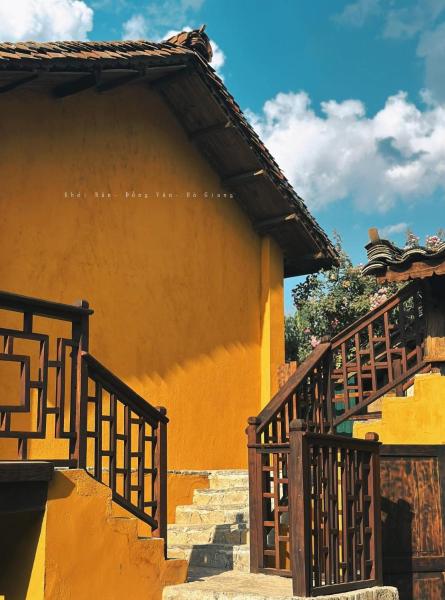 A la foto es mostra l'objecte Khói Bản Homestay situat a la ciutat de Dồng Văn.
