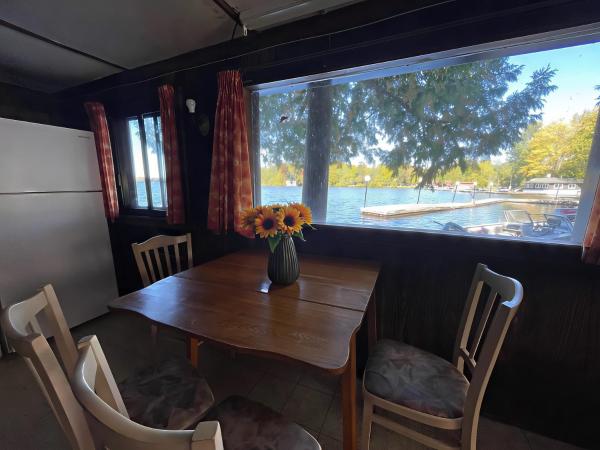 På billedet ses objektet 2-bedroom Balsam Lake Lower Boathouse #1A beliggende i byen Coboconk.