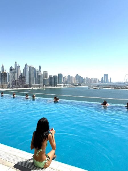 Na zdjęciu widoczny jest obiekt Palm Jumeirah, panoramic free pool,beach położony w mieście Dubaj.