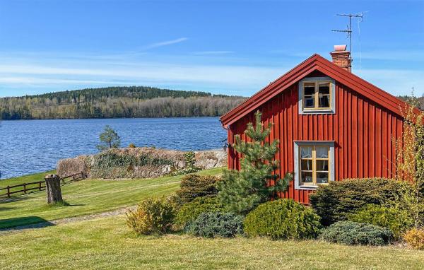 På bilden syns objektet Cozy Home In Boxholm With Lake View som ligger i staden Våkthult.