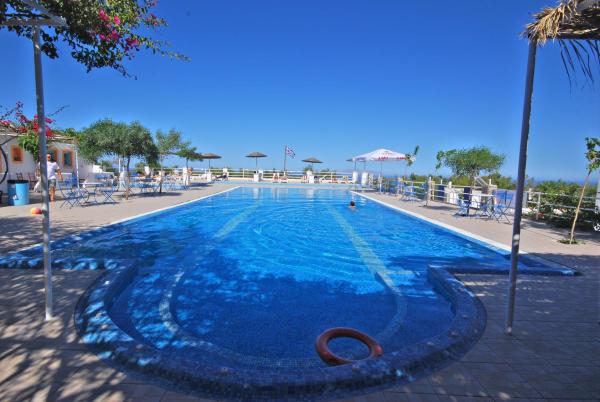 Na foto é possível ver o objeto Santorini Camping/Rooms localizado na cidade de Fira.