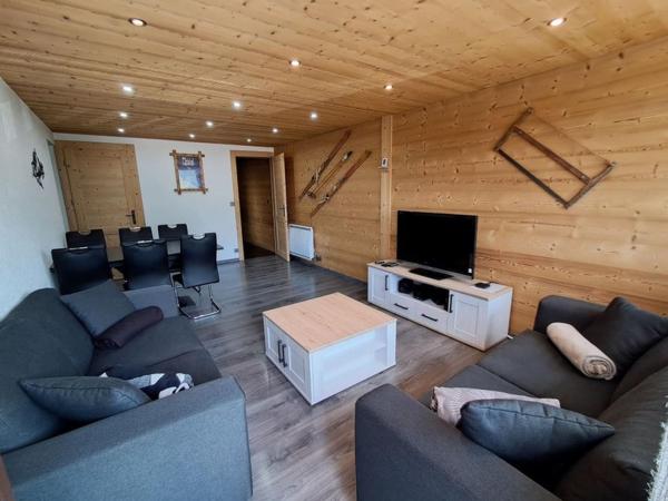 The photo shows the Appartement 4 pièces 70m² - Châtel, 6 pers, balcon sud/ouest, proche remontées mécaniques - FR-1-676-117 located in the city of Châtel.