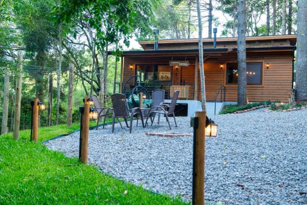 The photo shows the Cabana Rústica em Gramado located in the city of Gramado.