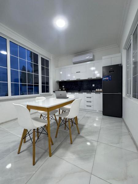 The photo shows the Guba White House located in the city of İkinci Nügǝdi.