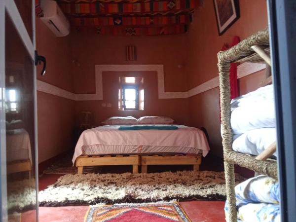 La photo montre l'objet Maison d'hôtes tilleli situé dans la ville de Tamnougalt.