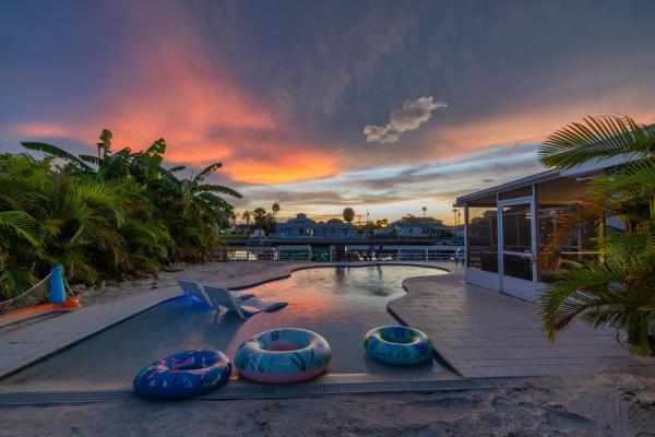 På bildet vises objektet Waterfront oasis with NEW POOL and kayaks som ligger i byen Hernando Beach.