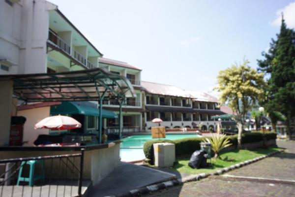 写真にはPacet市にあるSangga Buana Villaが写っています。