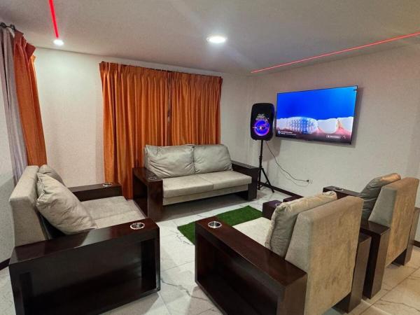 Na zdjęciu widoczny jest obiekt Casa blanca położony w mieście Loja.