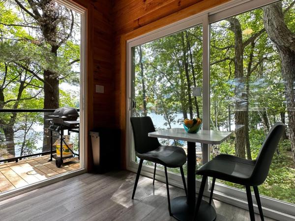 A la foto es mostra l'objecte 1-bedroom Unique Eco Log Cabins in Parry Sound #102 situat a la ciutat de Parry Sound.