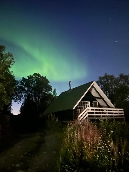 Na zdjęciu widoczny jest obiekt Sjursnes, Lyngen alps, Aurora borealis położony w mieście Sjursnes.