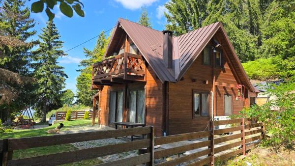 写真にはLesnovo市にあるThe mountain house Doraが写っています。