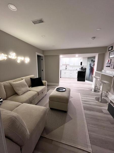 Na fotografii je vidět objekt Modern Suite in Etobicoke - Near Airport & Downtown! nacházející se ve městě Toronto.