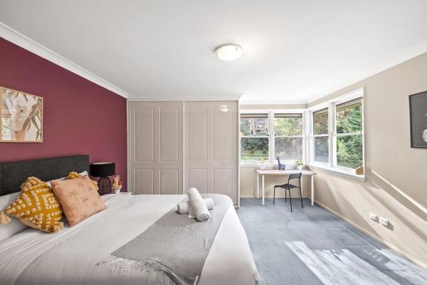 The photo shows the Affordable No-Frills Queen Ensuite Room in Pymble located in the city of Turramurra.