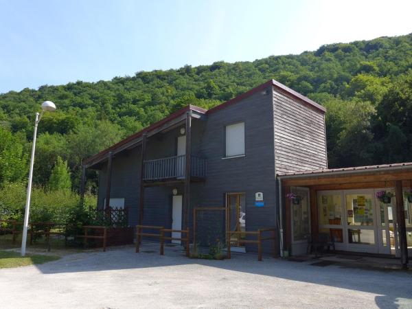 Nella foto è visibile l'oggetto Maison en bois au bord du canal avec terrasse et jeux - FR-1-611A-3 situato nella città di Froncles.