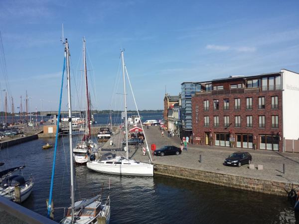 På billedet ses objektet Hochwertige Apartments im Stralsunder Hafen beliggende i byen Stralsund.