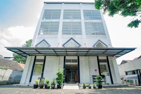 Na fotografii je vidět objekt Hotel Andalusia Darunnajah 54 nacházející se ve městě Cipadu.