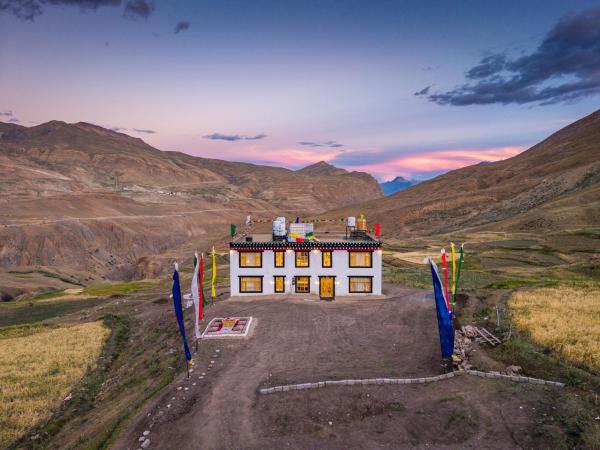 A la foto es mostra l'objecte House on the Clouds, Spiti situat a la ciutat de Kalaksar.