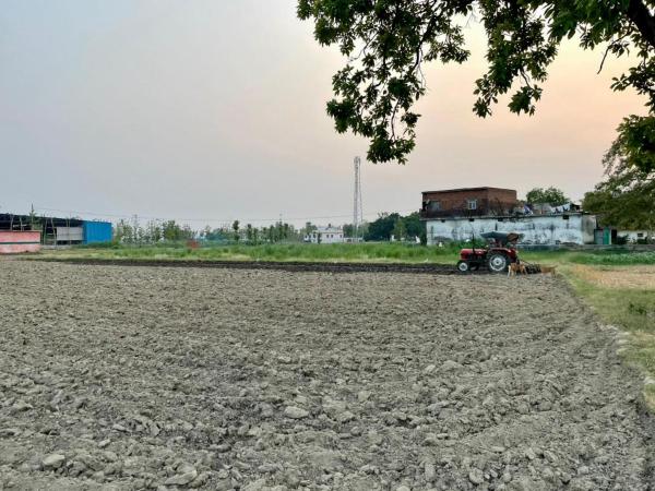 Na fotografii je vidět objekt Gauveda siddhi Fed Farmers Producer Company Limited nacházející se ve městě Jāmb.