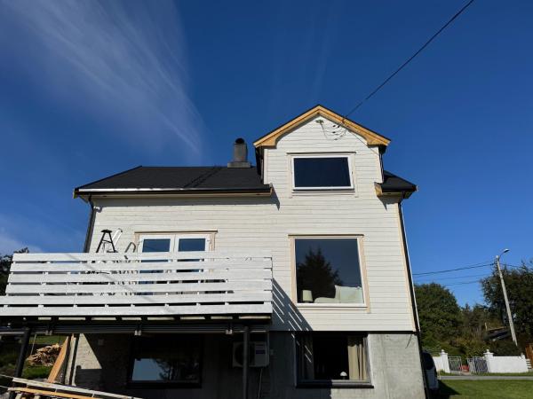 A la foto es mostra l'objecte Et hus dypt i havet situat a la ciutat de Finnøy.