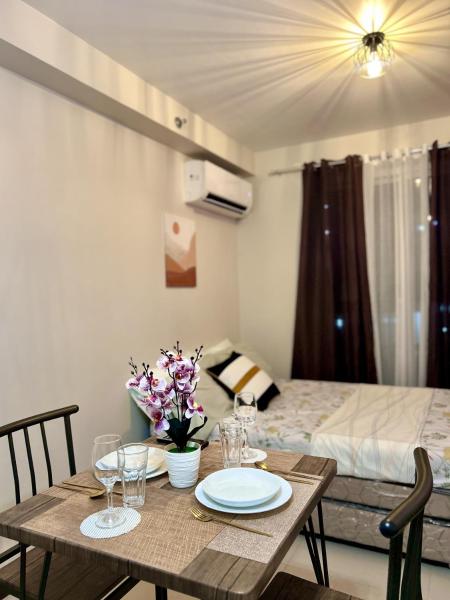 The photo shows the Studio Retreat with Balcony and Pool located in the city of Suba.