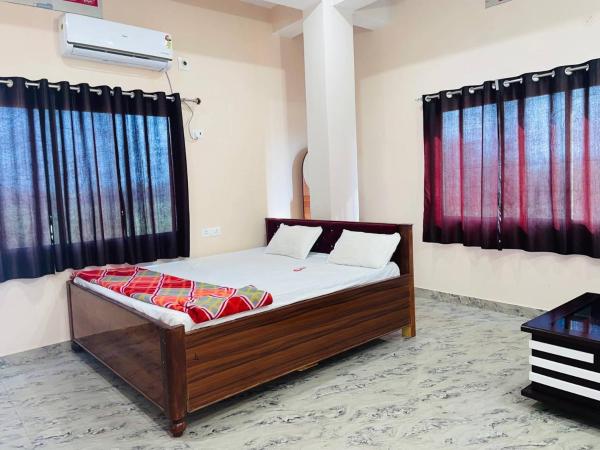 The photo shows the Hotel Aman Residency & Restaurant located in the city of Nalanda.