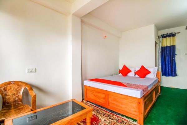 The photo shows the Hotel O Uzen Homestay located in the city of Nanga.