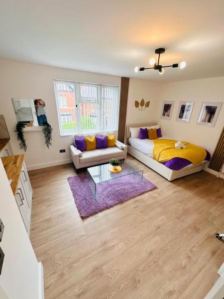 La photo montre l'objet R5 - Newly Renovated Luxury Fully Self-Contained Studio with Private Bathroom and Kitchen situé dans la ville de Halesowen.