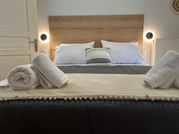 På billedet ses objektet THEODORA SUITE Boutique Comfort with Free Secure Parking beliggende i byen Afráton.