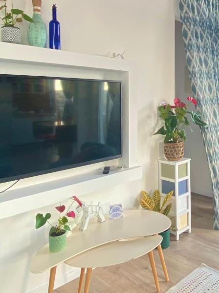 Na foto é possível ver o objeto Escape Roof - a roof to escape to localizado na cidade de ‘Ofer.