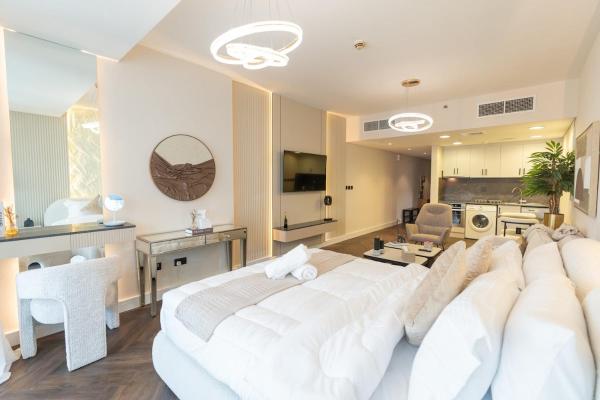 Auf dem Foto ist das Objekt JLT Laguna Tower Spacious Studio with Lake View for 4 Guests in der Stadt Dubai zu sehen.