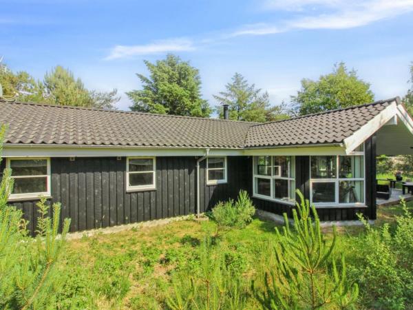 Na zdjęciu widoczny jest obiekt Holiday Home Arlett - 950m from the sea by Interhome położony w mieście Fjerritslev.