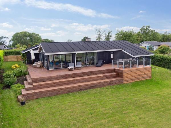 På billedet ses objektet Holiday Home Nora - 100m from the sea by Interhome beliggende i byen Sønderby.