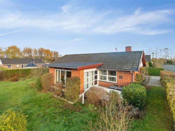 Na zdjęciu widoczny jest obiekt Holiday Home Yrjö - 1km from the sea by Interhome położony w mieście Rønne.