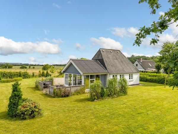 Op de foto is het object Holiday Home Thrine - 24km from the sea by Interhome te zien, gelegen in de stad Vrågård.