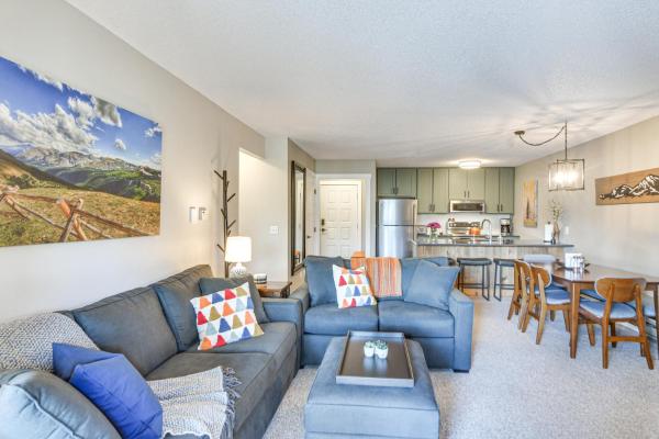 A la foto es mostra l'objecte Elevated Fraser Condo w/ Mountain View & Amenities situat a la ciutat de Fraser.