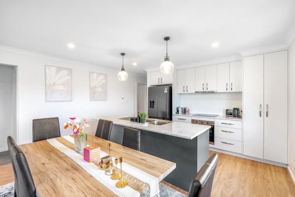 Auf dem Foto ist das Objekt Stylish 4BR Family Escape with Deck & Views Near MONA in der Stadt Grantow zu sehen.