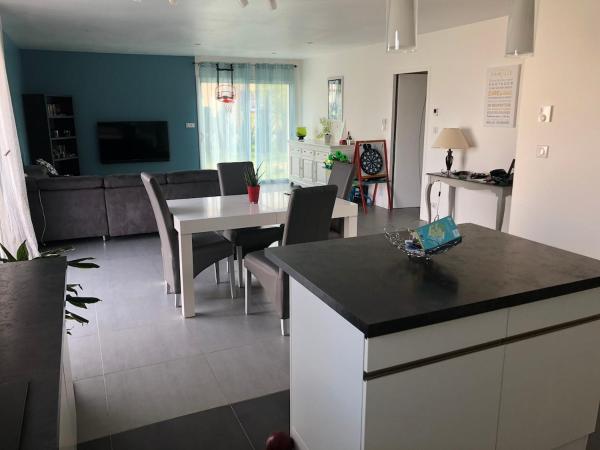 Na fotografii je vidět objekt Maison de plain-pied au calme nacházející se ve městě Longeves.