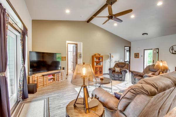 A la foto es mostra l'objecte Peaceful Shelton Home with Spacious Yard and Fire Pit! situat a la ciutat de Shelton.