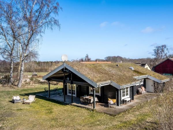 På billedet ses objektet Holiday Home Franka - from the sea by Interhome beliggende i byen Melby.