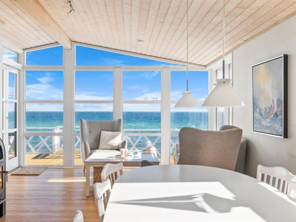 Na fotografii je vidět objekt Holiday Home Answald - 10m from the sea by Interhome nacházející se ve městě Flødstrup.