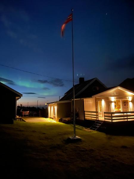 På bildet vises objektet Koselig hus nær sjø og fjell som ligger i byen Nord-Lenangen.