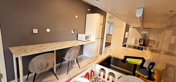 Nella foto è visibile l'oggetto 3 bedrooms with 6 single beds situato nella città di Västerås.