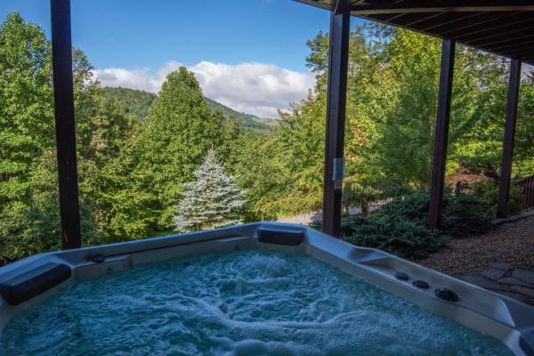 3bd Log Cabin With Views, Hot Tub, Gas Fireplace, Game Room - West Jefferson, NC