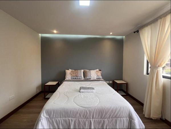 The photo shows the Casa Equipada cerca Hotel Oro Verde Cuenca located in the city of Cuenca.