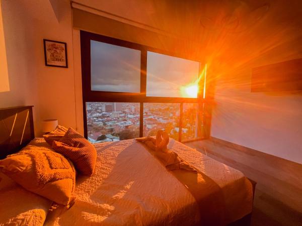 På bildet vises objektet Stunning Sunset View Apartment with Free Parking som ligger i byen San José.