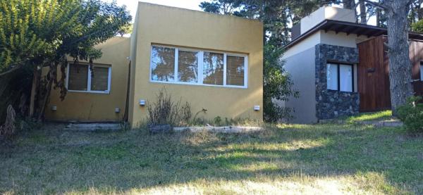 På billedet ses objektet casa de lus beliggende i byen Mar Azul.